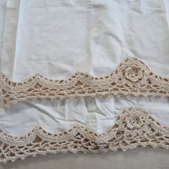 Vintage Pair of 2 Beige Cotton Pillowcases Crochet Lace Trim Standard 20x31 NEW - Picture 2 of 11